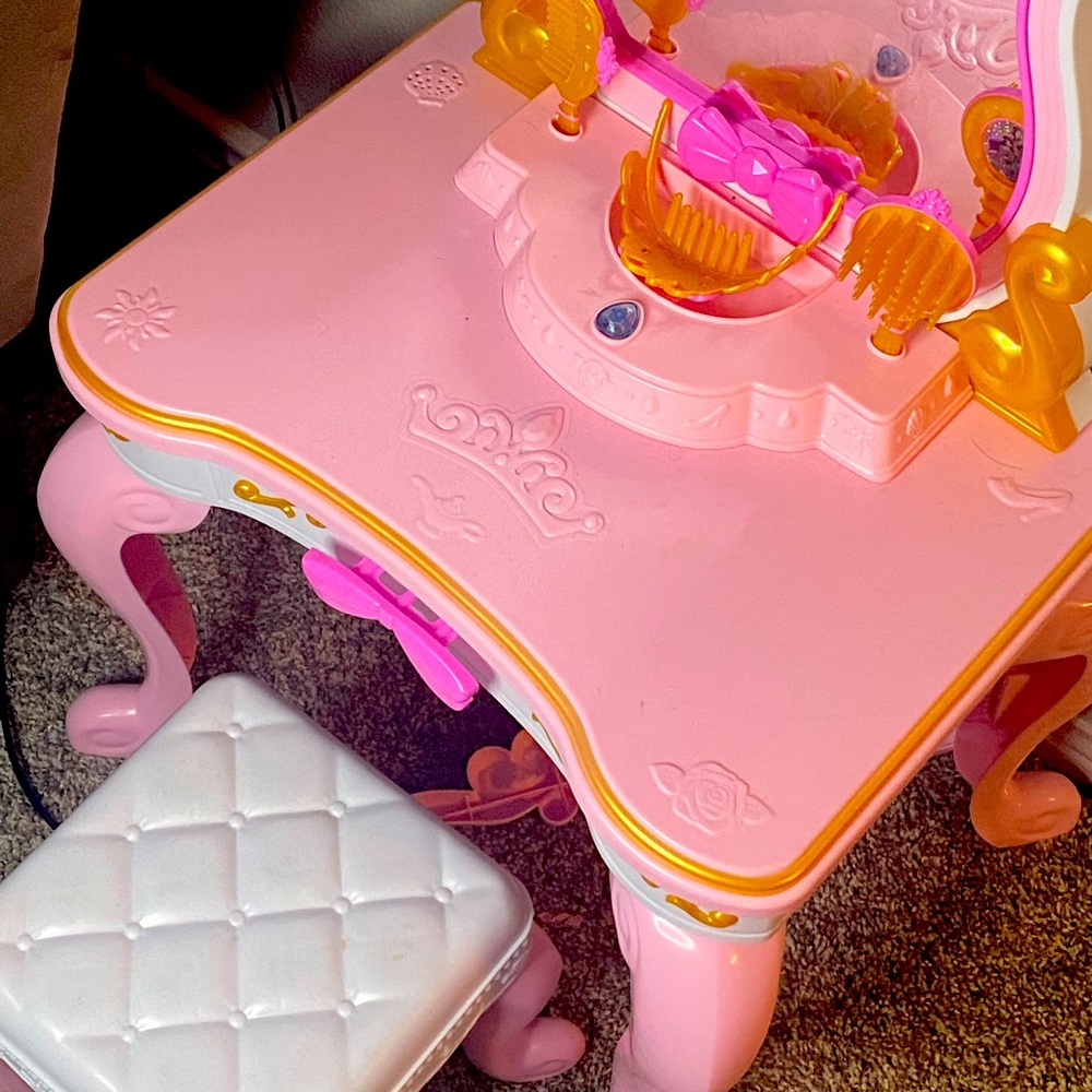 Barbie Vanity Set - Picture 2 of 4
